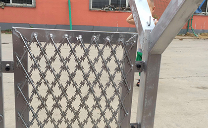 焊接型刺繩護欄網(wǎng)