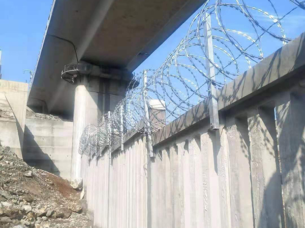 刺絲滾籠.jpg 刺絲滾籠.jpg